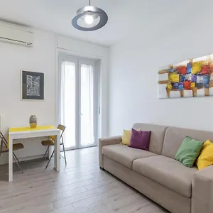 Appartamento Piazza De Angeli M1 Comfortable Flat With Balcony, Milano